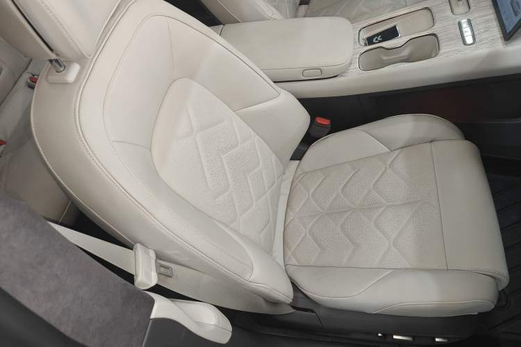 Used Nio ET7 2022 75 kWh Right Front Seat