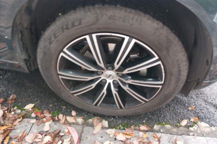 Used Volvo XC60 2021 T5 4x4 Zhiya Luxury Edition Right Front Wheel Hub