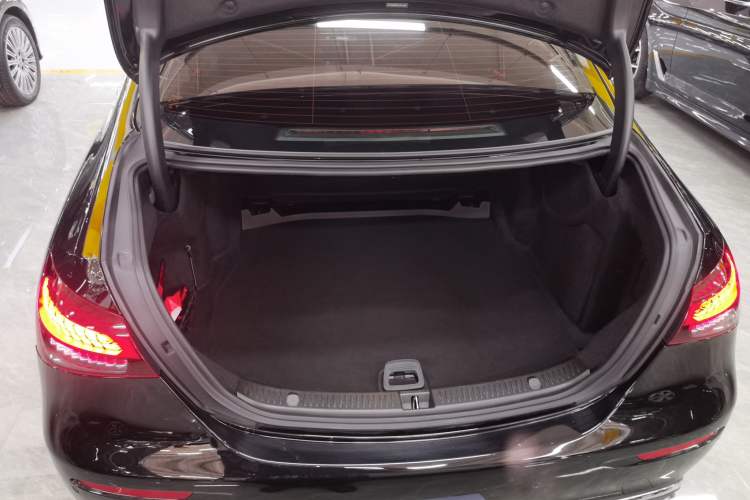 Used Mercedes-Benz E-Class 2022 Second Facelift E 300 L Fashion Edition
