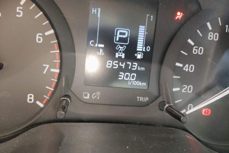 Used Nissan Navara 2017 2.5L Automatic 4x4 Luxury Edition QR25 Odometer Close Up