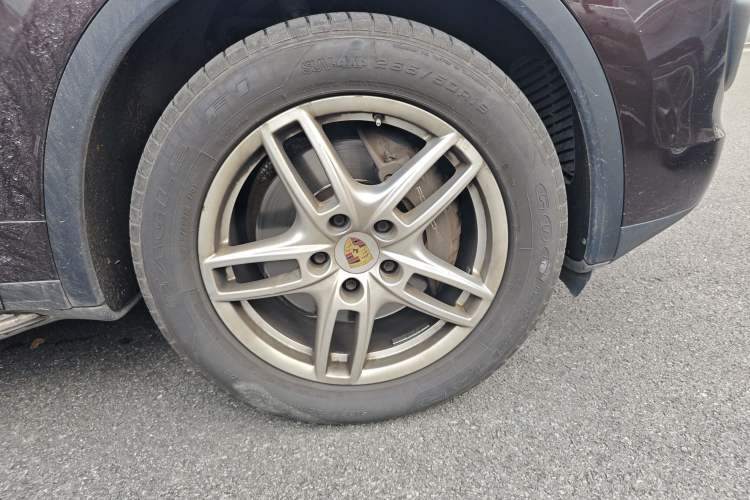 Used Porsche Cayenne  Right Front Wheel Hub