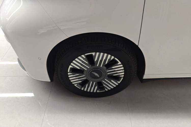 Used Geely Galaxy LEVC L380 2024 140-Degree 6-Seater All-Wheel-Drive Ultra
