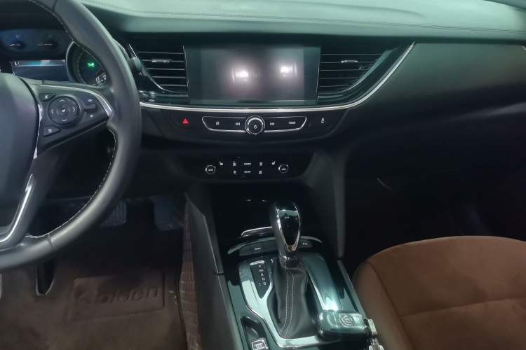 Used Buick Regal 2017 20T Luxury Model Audio And AC Panel