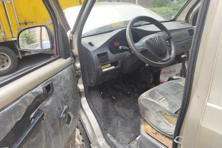 Used Wuling Rongguang 2011 1.2L Base Version
