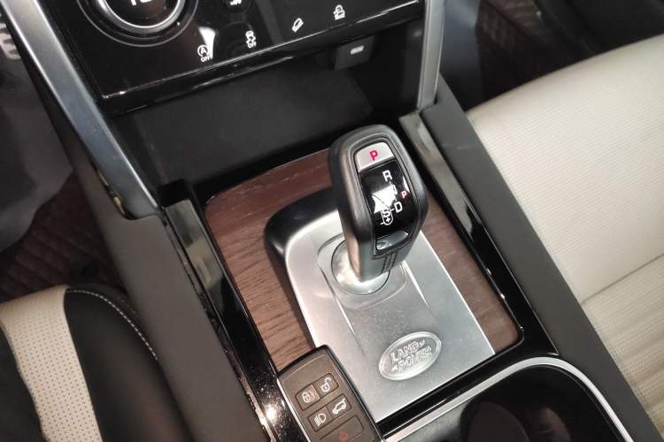 Used Land Rover Discovery Sport 2020 249 PS R-Dynamic Performance Edition Gear Lever
