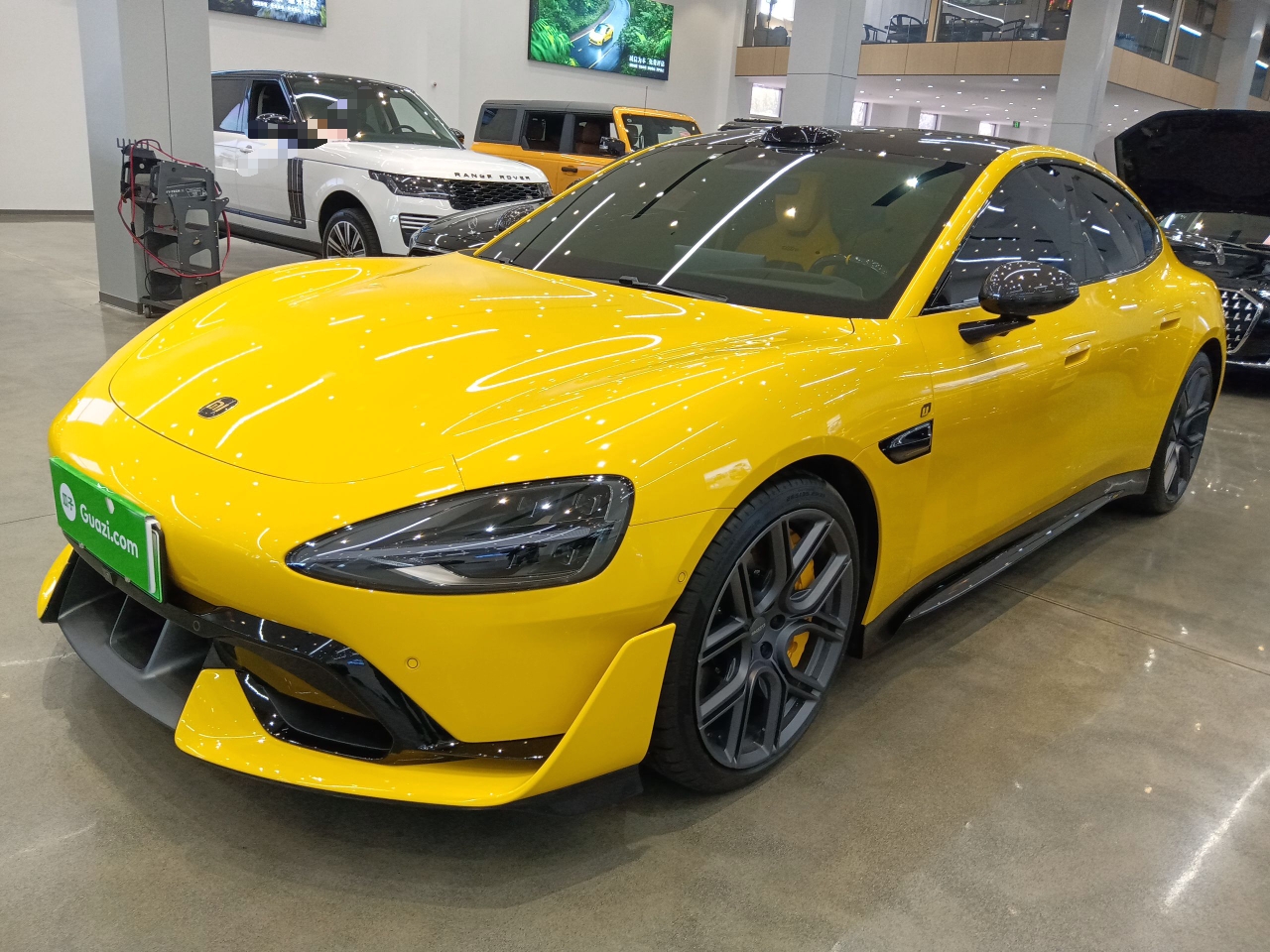 Под передней частью автомобиля