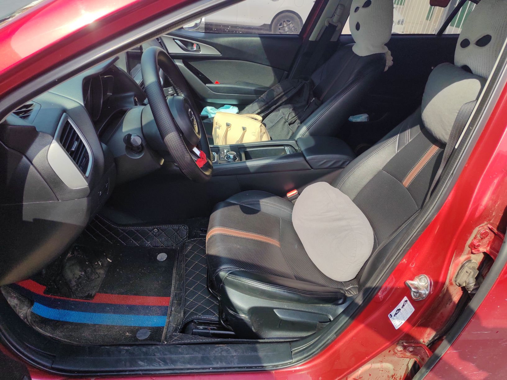 المقاعد الأمامية داخل السيارة