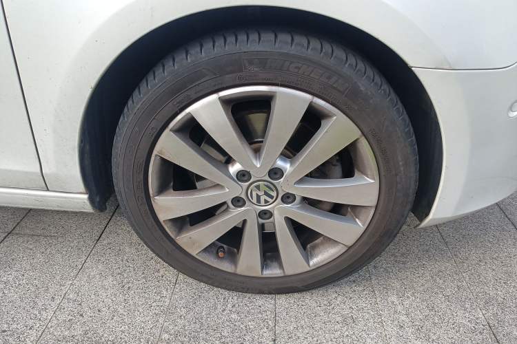Used Volkswagen Golf 2012 1.4TSI Luxury Convertible Edition Right Front Wheel Hub
