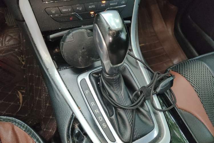 Used Ford Edge 2015 2.0T GTDi Two-Wheel-Drive High-Line Version
