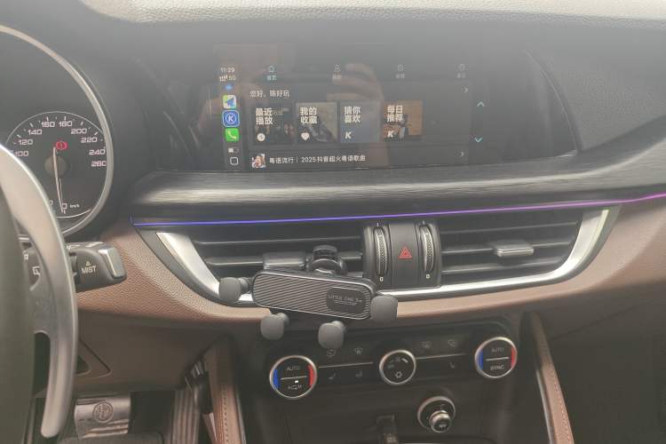 Used Alfa Romeo Stelvio 2017 2.0T 280HP Luxury Edition Audio And AC Panel