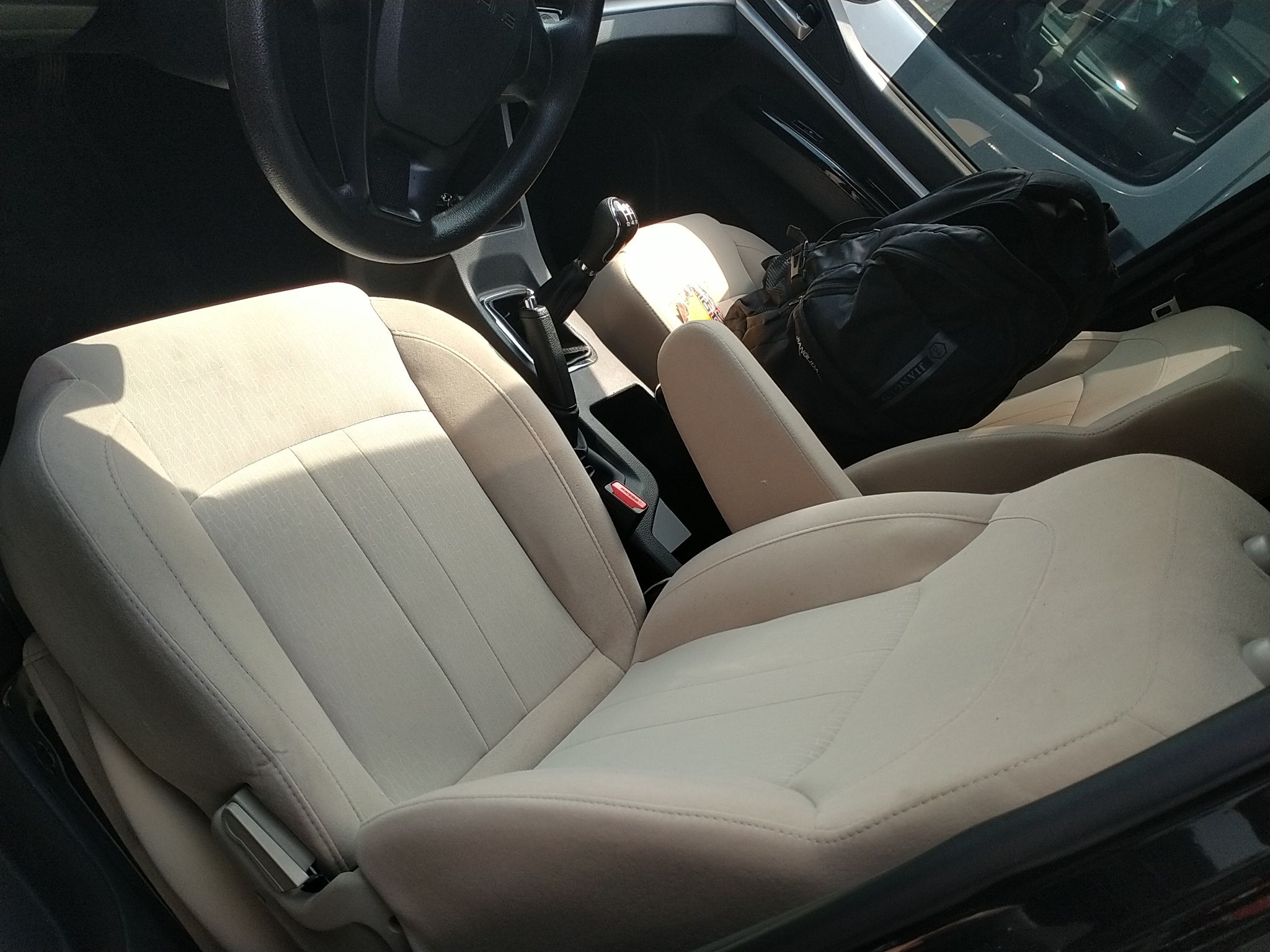 المقاعد الأمامية داخل السيارة