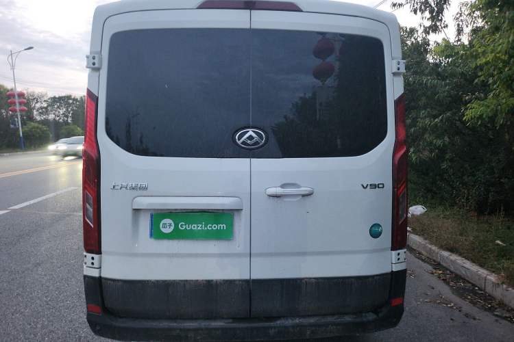 Used SAIC MAXUS Xintu V90 2024 ZhiJie 2.0T Manual Front-Wheel-Drive Short Wheelbase Mid-Roof Design with Single Rear Tire—5/6 Seater