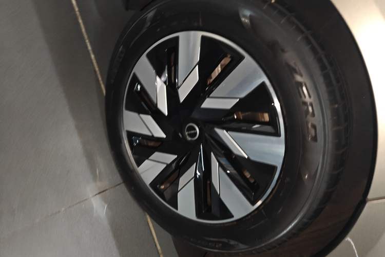 Used Volvo EM90 2025 Ultra Six-Seater