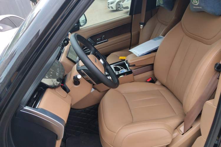 Used Land Rover Range 2025 3.0 L6 400 PS Extended Luxury Edition Left Front Seat