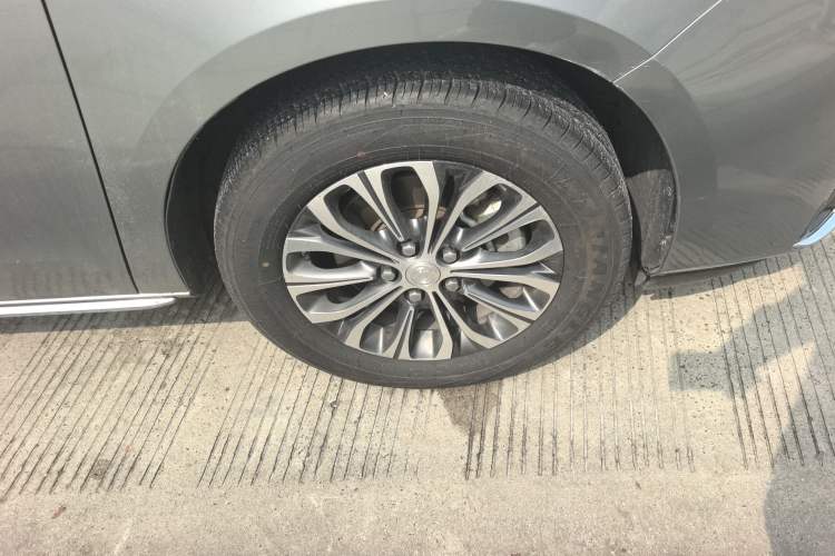 Used Buick GL8 2023 Land Executive Class Comfort Model
