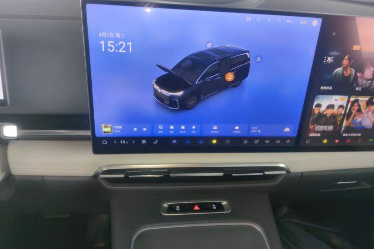 Used VOYAH Dream 2025 PHEV Four-Wheel-Drive Flagship Kunpeng Edition Audio And AC Panel