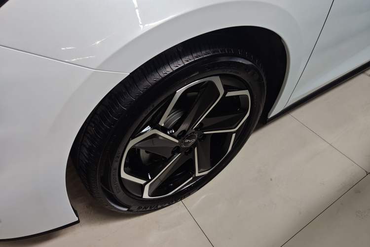 Used BYD Seal 06 New Energy 2024 DM-i 120KM Flagship Model Left Front Wheel Hub