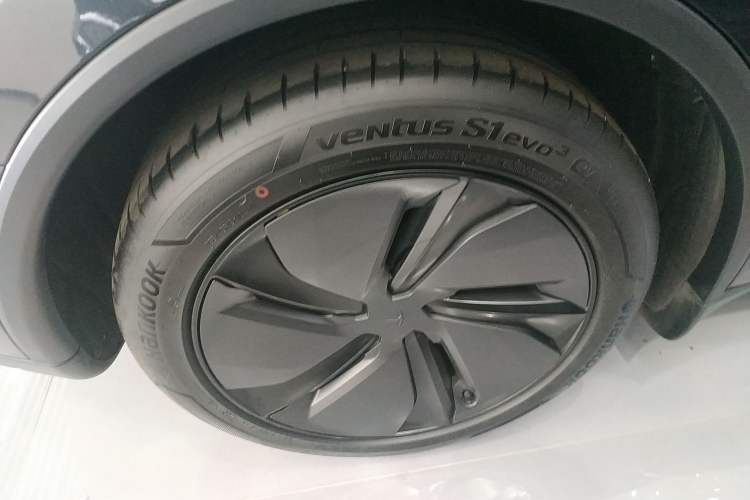 Used Tesla Model Y 2025 Long-Range All-Wheel-Drive Version
