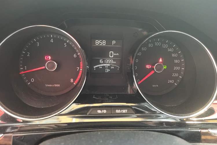 Used Volkswagen Bora 2013 1.4T Automatic Luxury Model Odometer Close Up