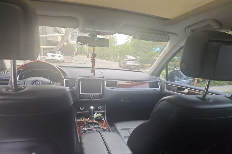 Used Volkswagen Touareg 2011 3.0 TSI Comfort Version Headliner