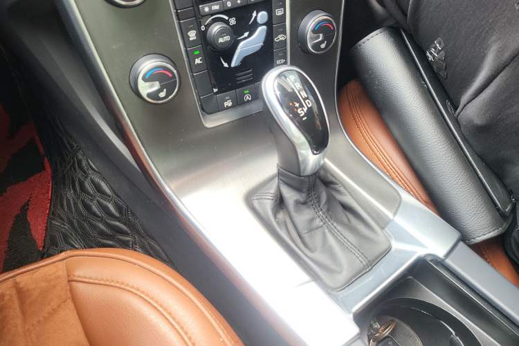 Used Volvo V60 2014 Restyled T5 Zhiya Edition Gear Lever