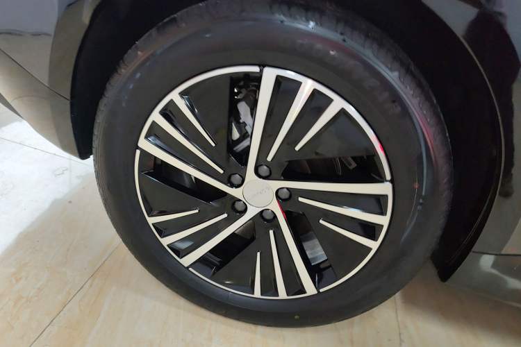 Used Lynk & Co 08 EM-P 2025 120km Long-Range Halo Right Rear Wheel Hub