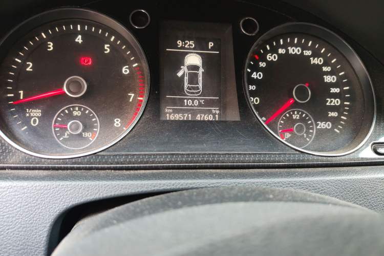 Used Volkswagen Magotan 2013 1.8TSI Premier Model Odometer Close Up