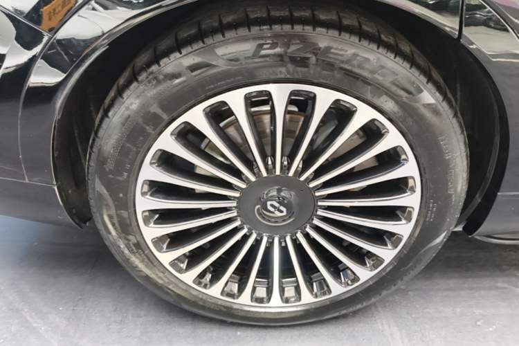 Used Hima AITO M9 2025 Pure Electric Ultra Version 100 kWh 6-Seater Model Right Rear Wheel Hub