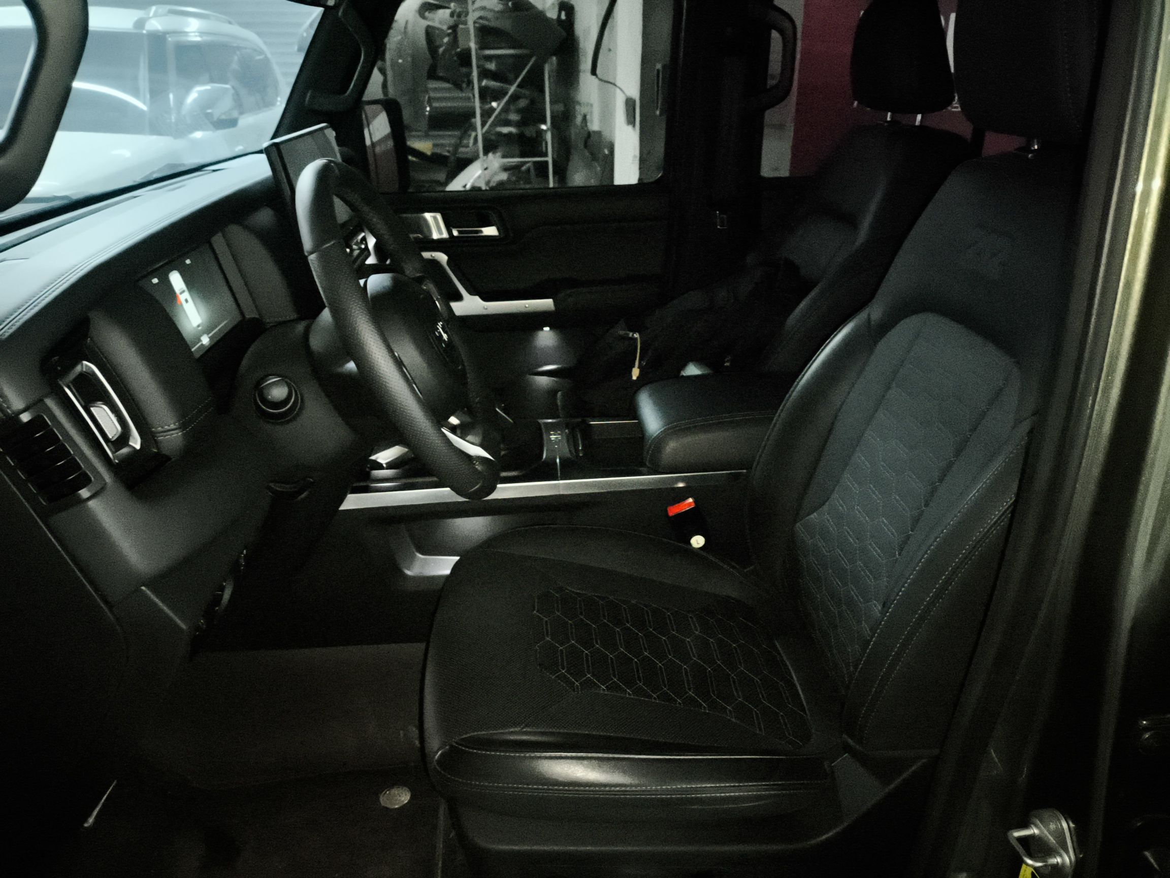 المقاعد الأمامية داخل السيارة