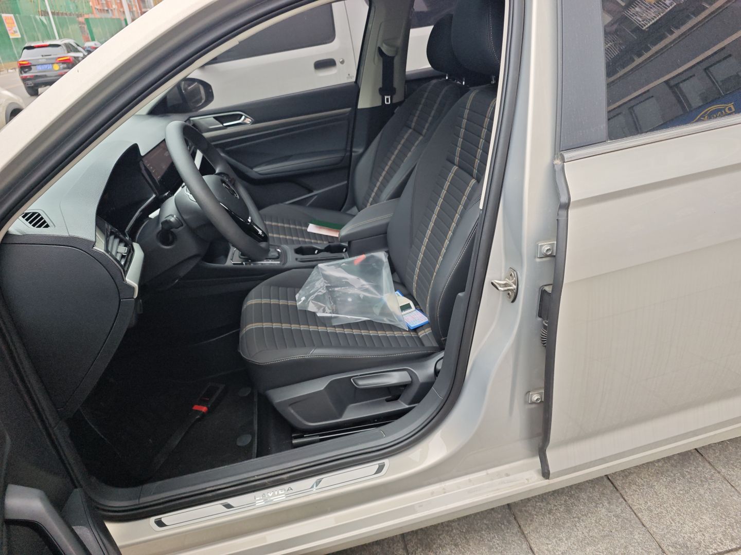 Переднее сиденье в автомобиле