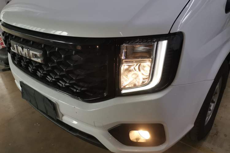 Used JMC Fushun 2022 2.0T Manual Multi-Function Passenger Vehicle Short Wheelbase Low Roof 6-Seater