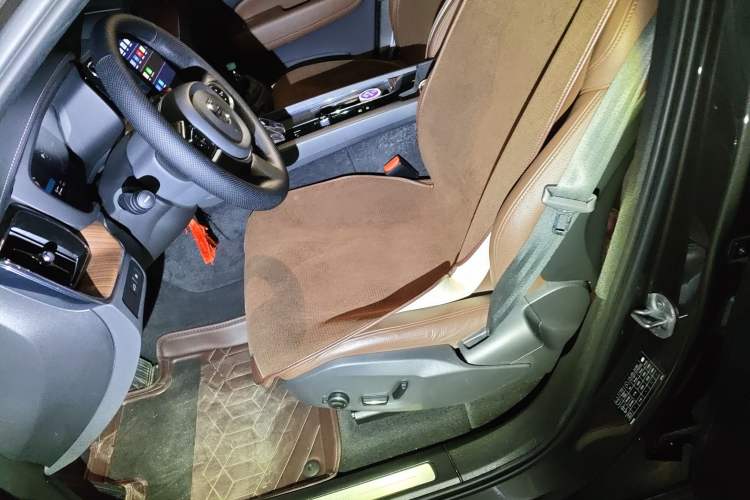 Used Volvo XC60 New Energy 2024 T8 Plug-in Hybrid Long-Range All-Wheel Drive Smart Luxury Edition
