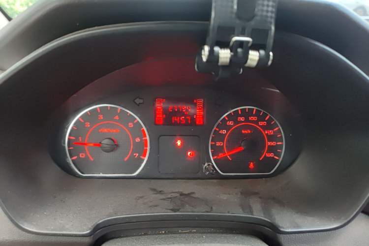 Used Wuling Hongguang V 2022 1.2L Jingqu Edition Window-Sealed Car with Hydraulic Power Steering LSI