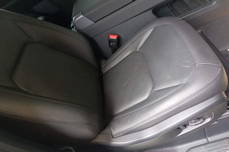 Used Land Rover Defender 2023 90 2.0T P300 SE
