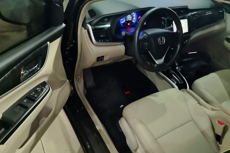 Used Honda Crider 2015 1.8L automatic luxury edition
