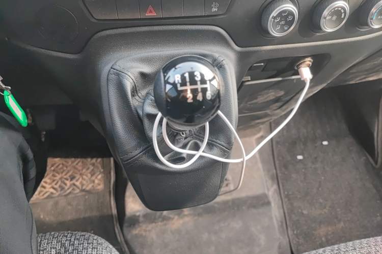 Used JMC Fushun 2023 2.0T Manual Short-Wheelbase Low-Roof Commercial Multi-Purpose Passenger Vehicle 6 Seats with Dual-Opening Tailgate
