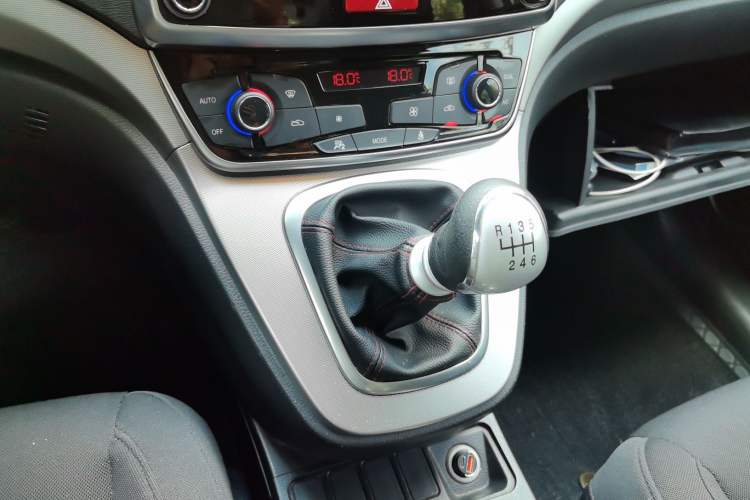 Used Haval M6 2017 1.5T Manual Two-Wheel Drive Urban Version Gear Lever
