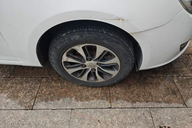 Used Baojun 610 2014 CROSS 1.5L Automatic Comfort Model Right Front Wheel Hub