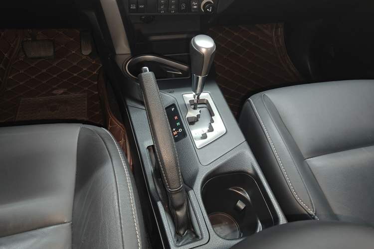 Used Toyota RAV4 2016 2.0L CVT Two-Wheel Drive Smart Edition China V Standard Gear Lever