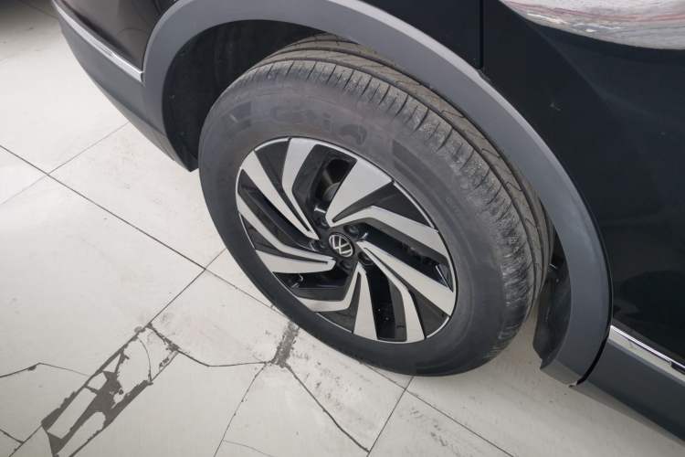 Used Volkswagen Tiguan L 2025 Model, Outstanding Version, 300TSI Automatic Two-Wheel Drive Longteng Edition Right Rear Wheel Hub