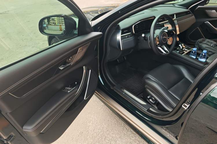 Used Jaguar XFL 2024 2.0T P300 Four-Wheel Drive Flagship Sport Gold Edition Driver Seat