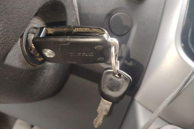 Used Dongfeng Yufeng 2021 2.3T Power King Front-Drive Logistics Van Long Wheelbase High Roof 6-9 Seats China VI Standard M9T Vehicle Key