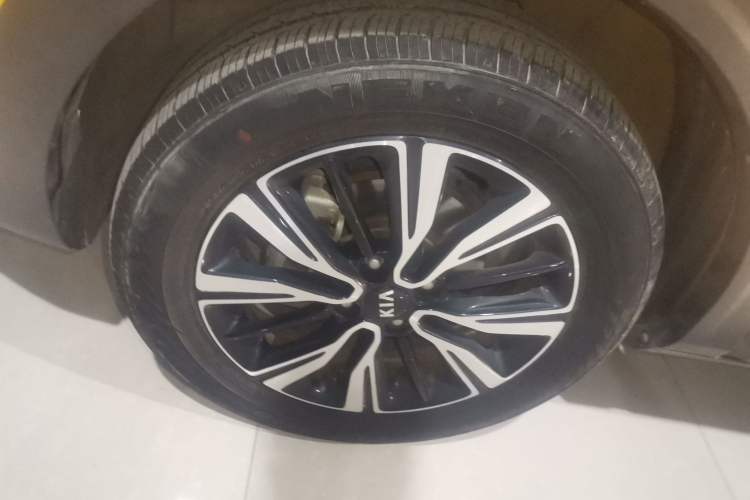 Used Kia kx1 Stonic 2021 1.4L CVT Fun & Sunroof Model Left Front Wheel Hub