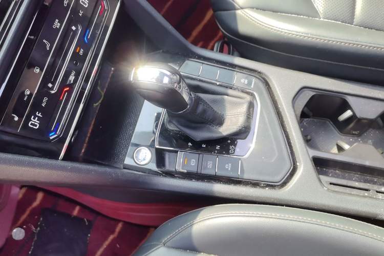 Used Volkswagen Tharu 2022 280TSI Two-Wheel-Drive Luxury Edition Gear Lever