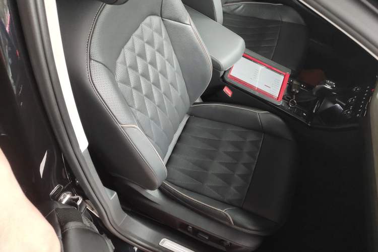 Used Volkswagen Passat 2019 330TSI Luxury Edition China VI Standard
