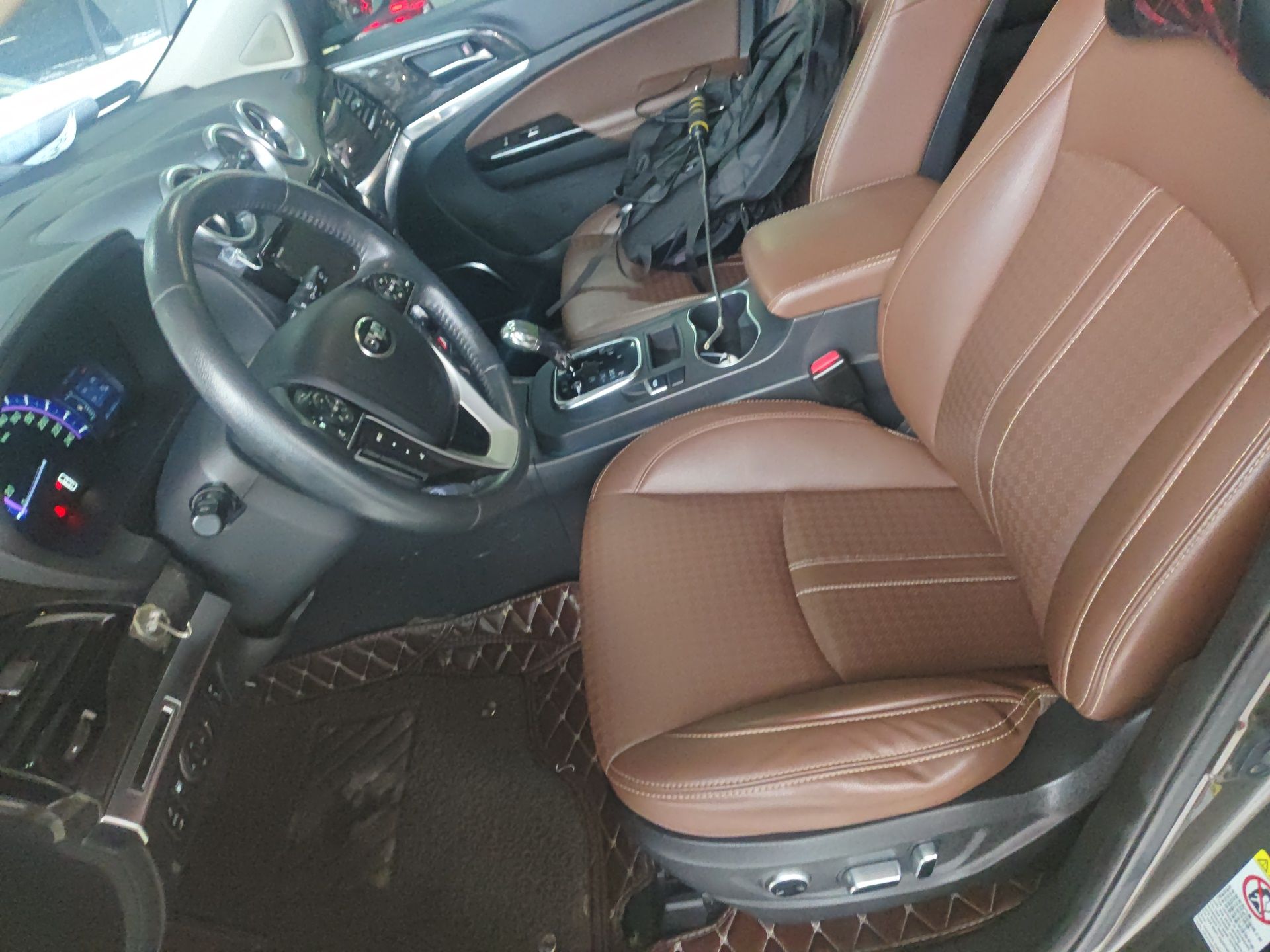 Переднее сиденье в автомобиле