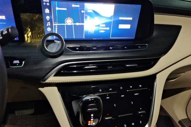 Used Buick GL8 2023 ES Lu Zun Deluxe Model Audio And AC Panel