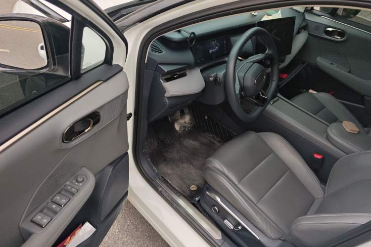 Used Lynk & Co 06 EM-P 2025 EM-P 126 Long-Range Halo Driver Seat