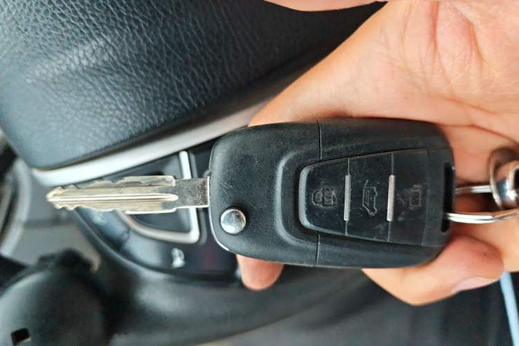 Used SAIC MAXUS Xintu V80 2018 2.5T AMT Aoyuntong Short Wheelbase Mid-Roof 5-6 Seater
