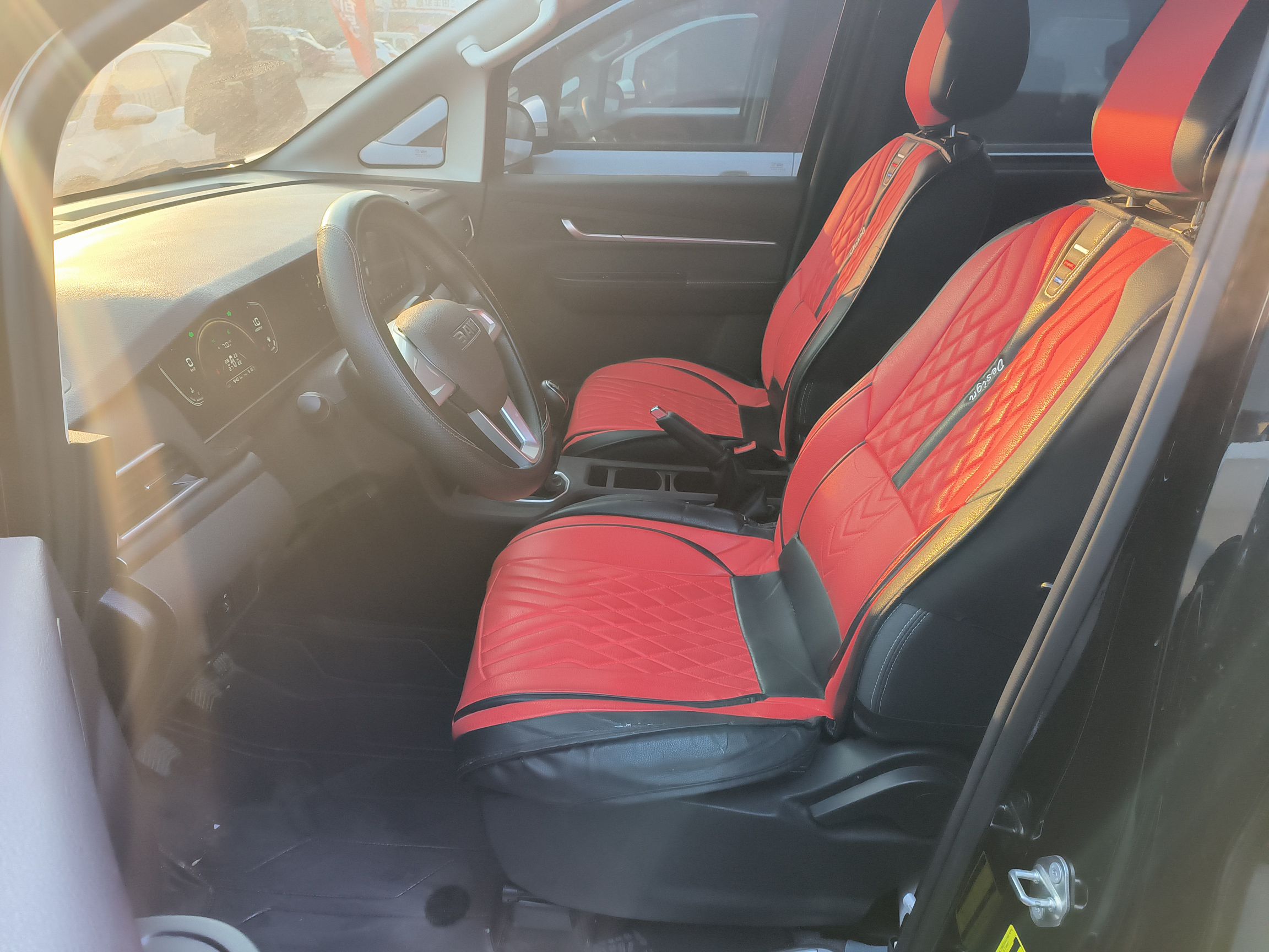 المقاعد الأمامية داخل السيارة